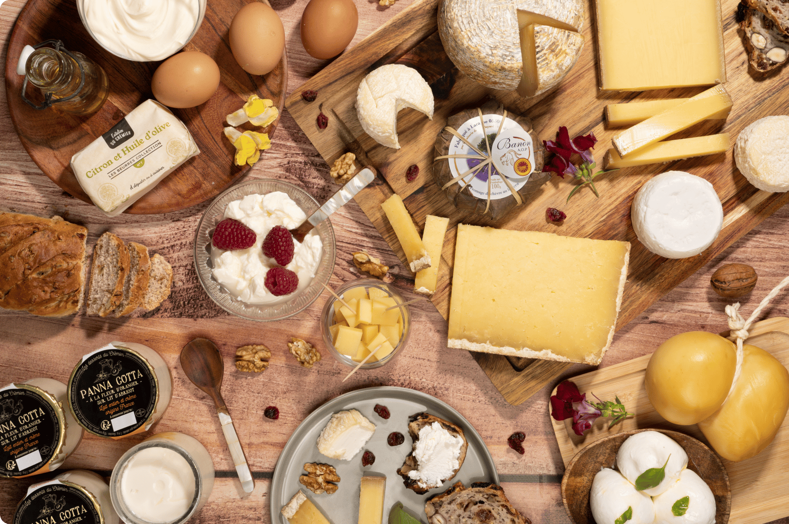 coxi-agence-communication-lyon-grand frais-food-nourriture-shooting photo-Variété de fromages sur fond bois-fromagerie